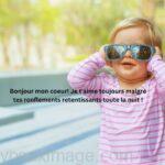 Bonjour mari enfant mignon avec des lunettes noires