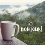 tasse de cafe blanc dans les collines bon cafe du matin