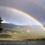 arc en ciel sur montagnes lointaines riviere