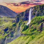 aube sur la montagne avec cascade