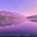 aube violette sur un etang montagnes lointaines