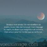 bonjour petite amie lune a laube sur des montagnes vertes brumeuses