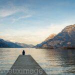 solitaire dans un pont etang dans les montagnes